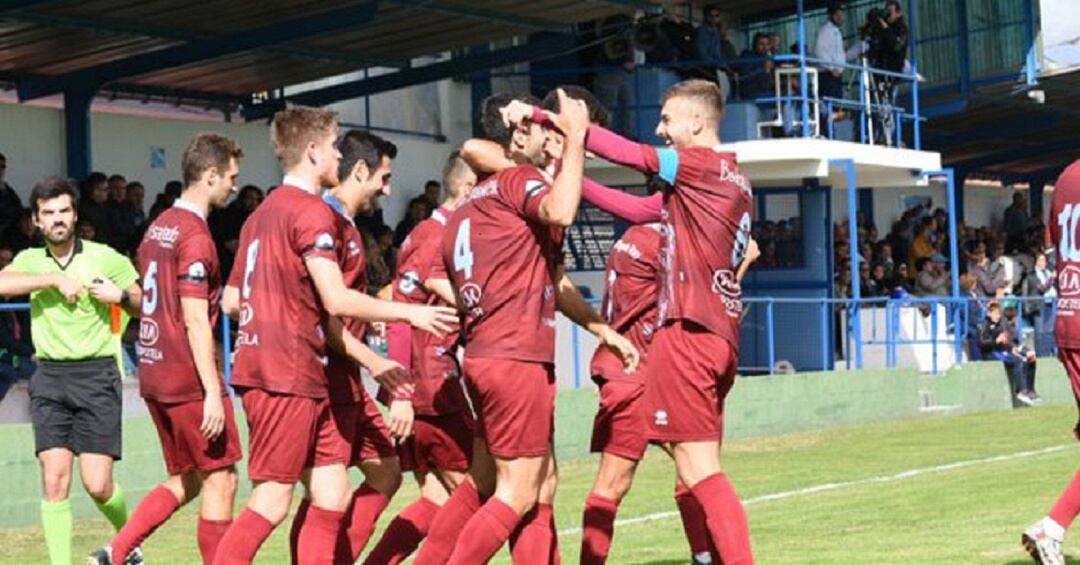 Los jugadores del Compostela celebran el gol de Álvaro Casas (4) en Porriño