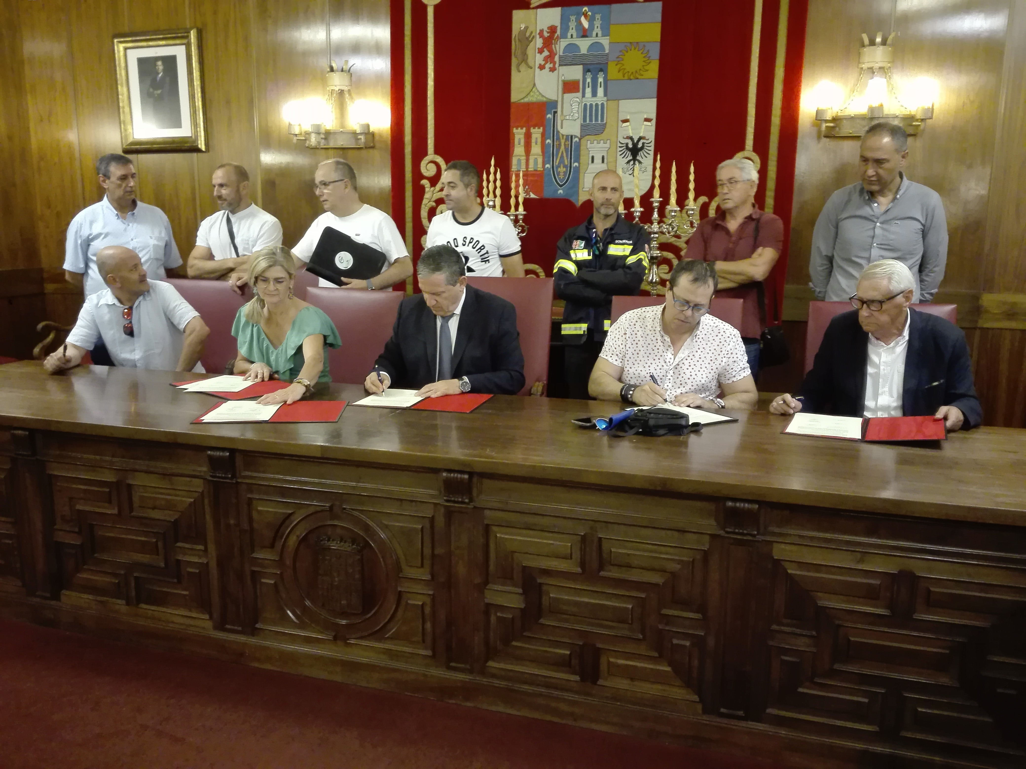 Momento de la firma del acuerdo para el servicio de bomberos de la Diputación y la disolución del Consorcio de Extinción