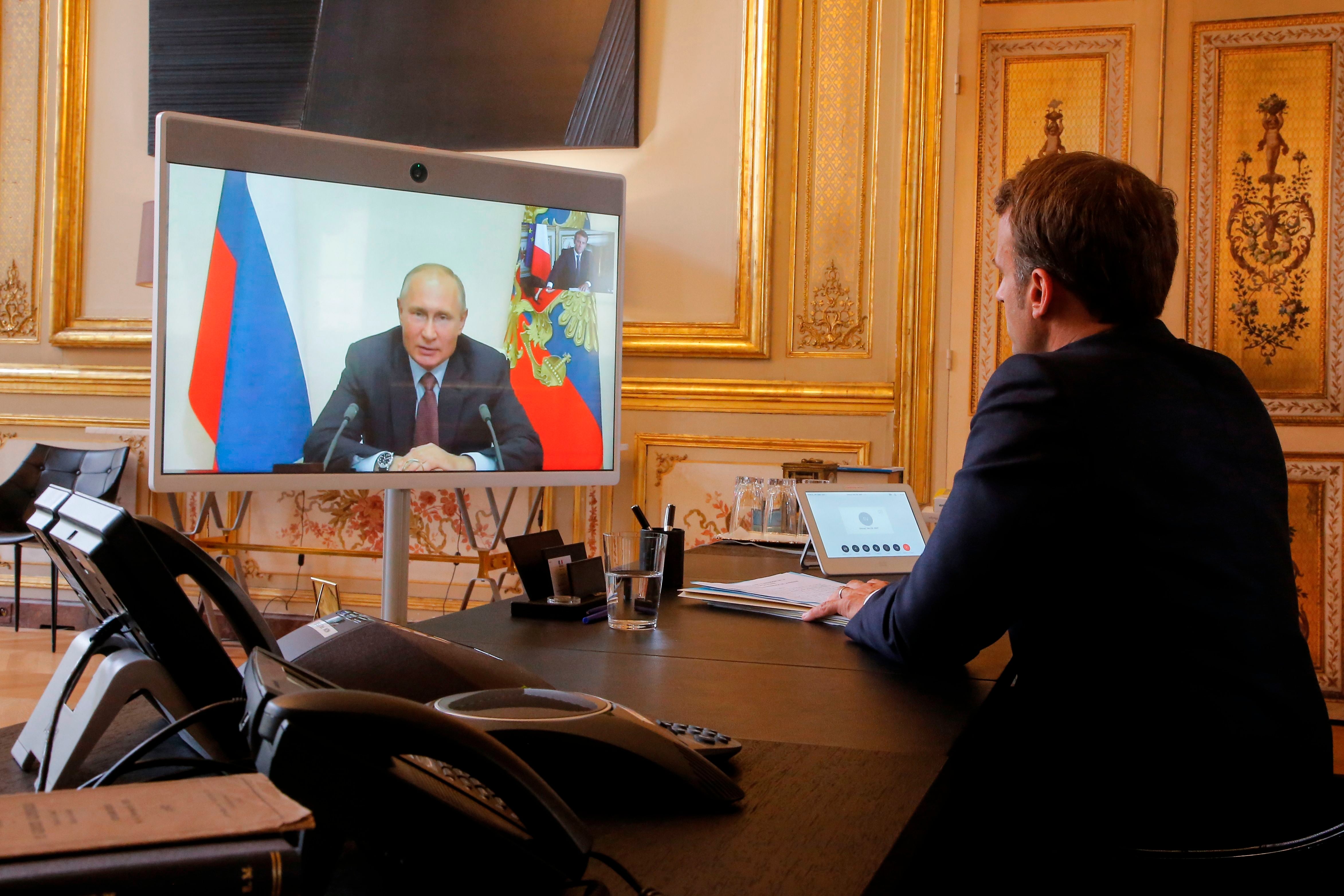 Imagen de archivo de Emmanuel Macron y Vladimir Putin, hablando por videoconferencia