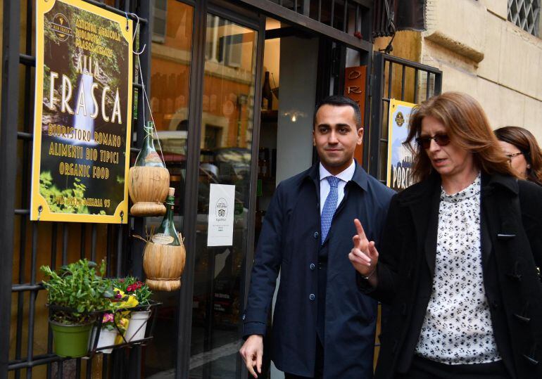 El líder populista del partido &quot;Movimiento Cinco Estrellas&quot; (M5S), Luigi di Maio, y la diputada del partido Laura Bottici.