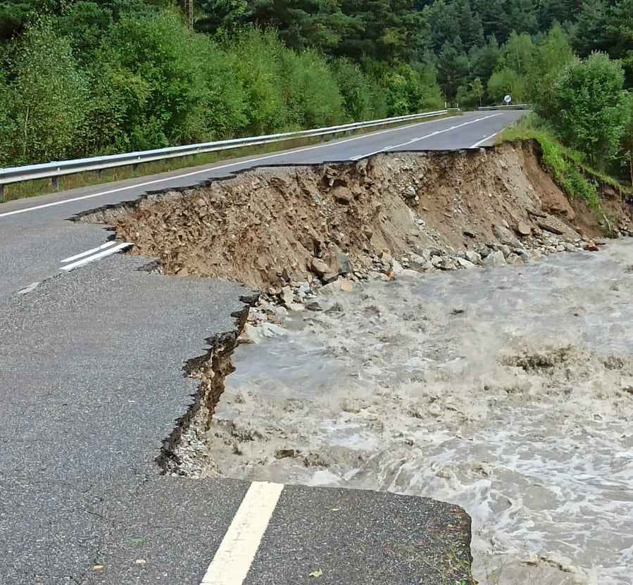 Hundimiento de parte de la calzada en la A-138, en Bielsa