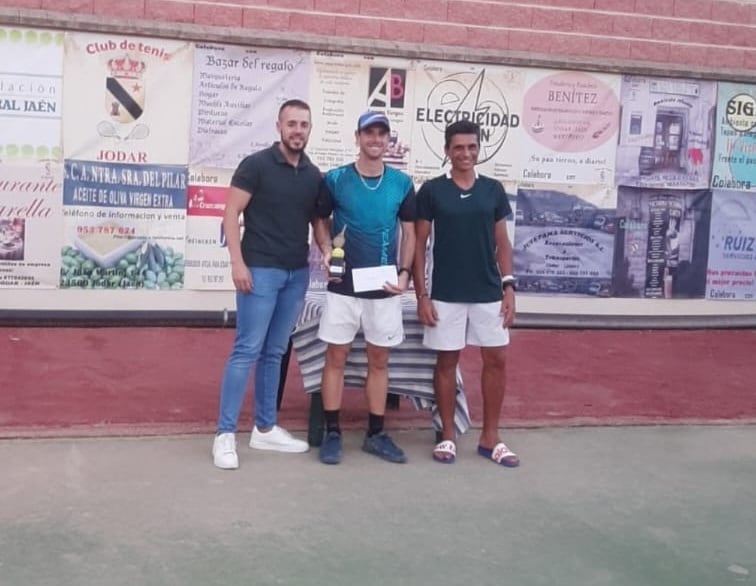 Entrega de premios al campeón absoluto, Sergio Prieto, centro, por el concejal de Deportes, Antonio Jesús Díaz, izquierda