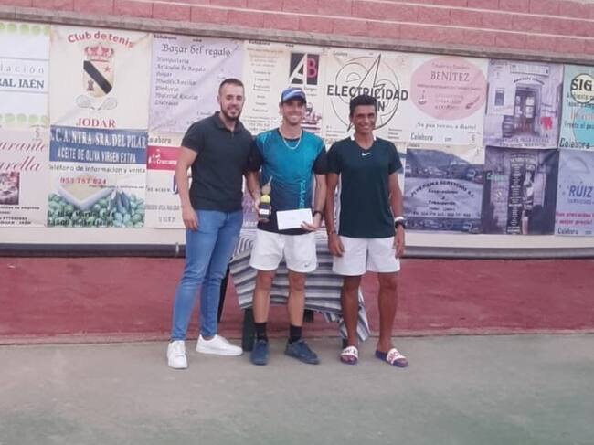 Entrega de premios al campeón absoluto, Sergio Prieto, centro, por el concejal de Deportes, Antonio Jesús Díaz, izquierda