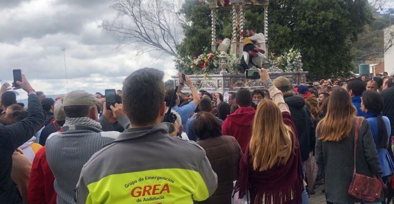 Un mimebro del equipo de emergencias vigila la procesión de la Virgen de la Cabeza.