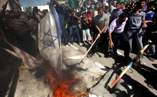 Manifestantes en Gaza queman banderas de Estados Unidos y de Israel