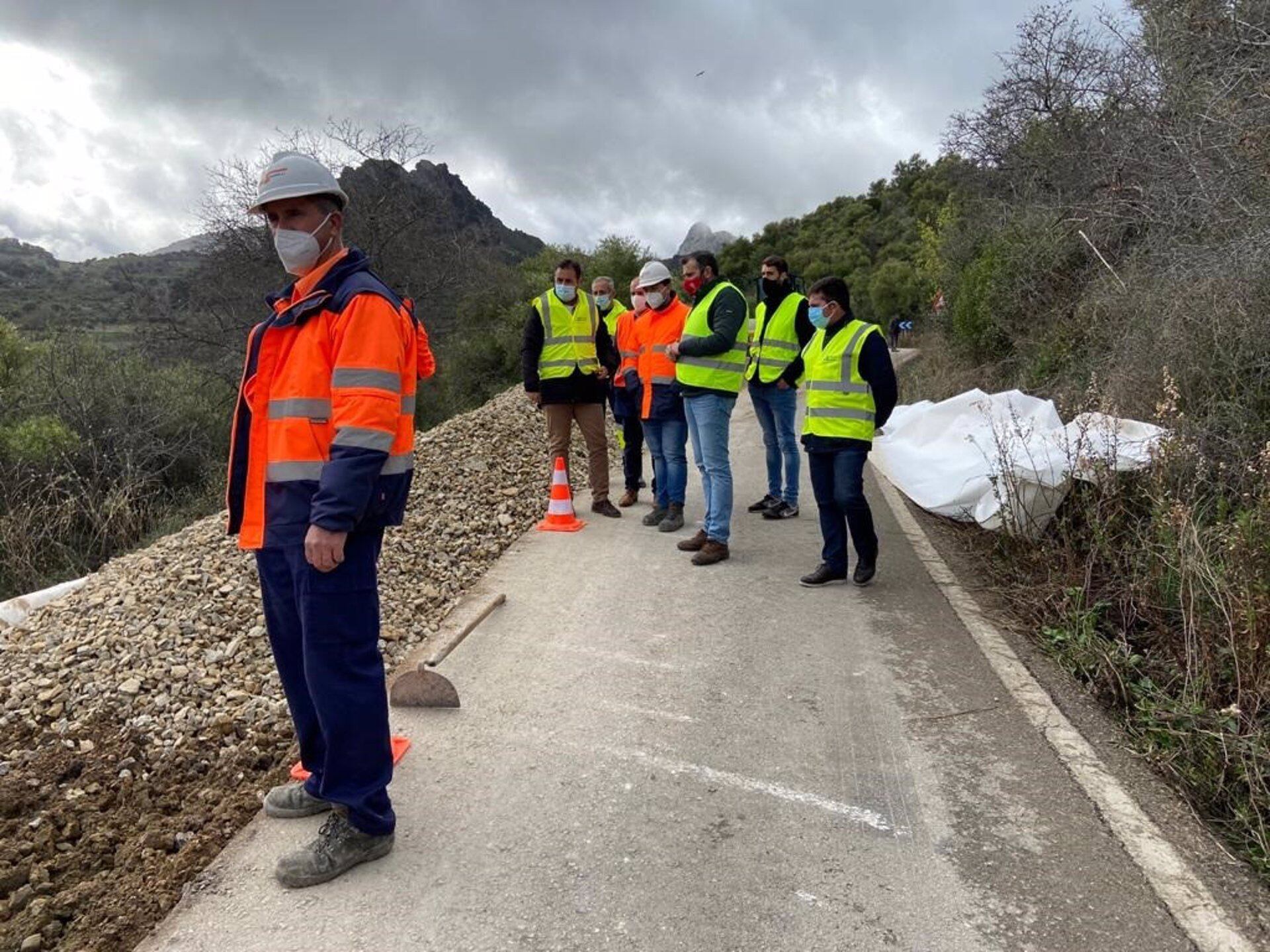 Javier Pizarro visitando las obras de Diputación en carreteras en Grazalema