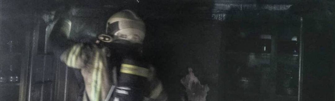 Bombero de A Coruña sofoca un incendio en una casa