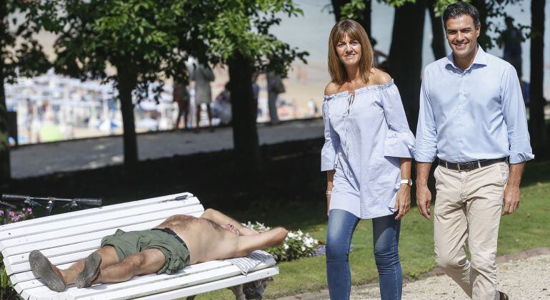 Pedro Sánchez e Idoia Mendia antes del acto de presentación de las candidatura a lehendakari de la líder socialista vasca.