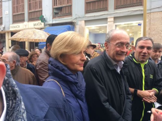 Esperanza Oña, Francisco de la Torre y Elías Bendodo esta mañana en la manifestación por la sanidad pública