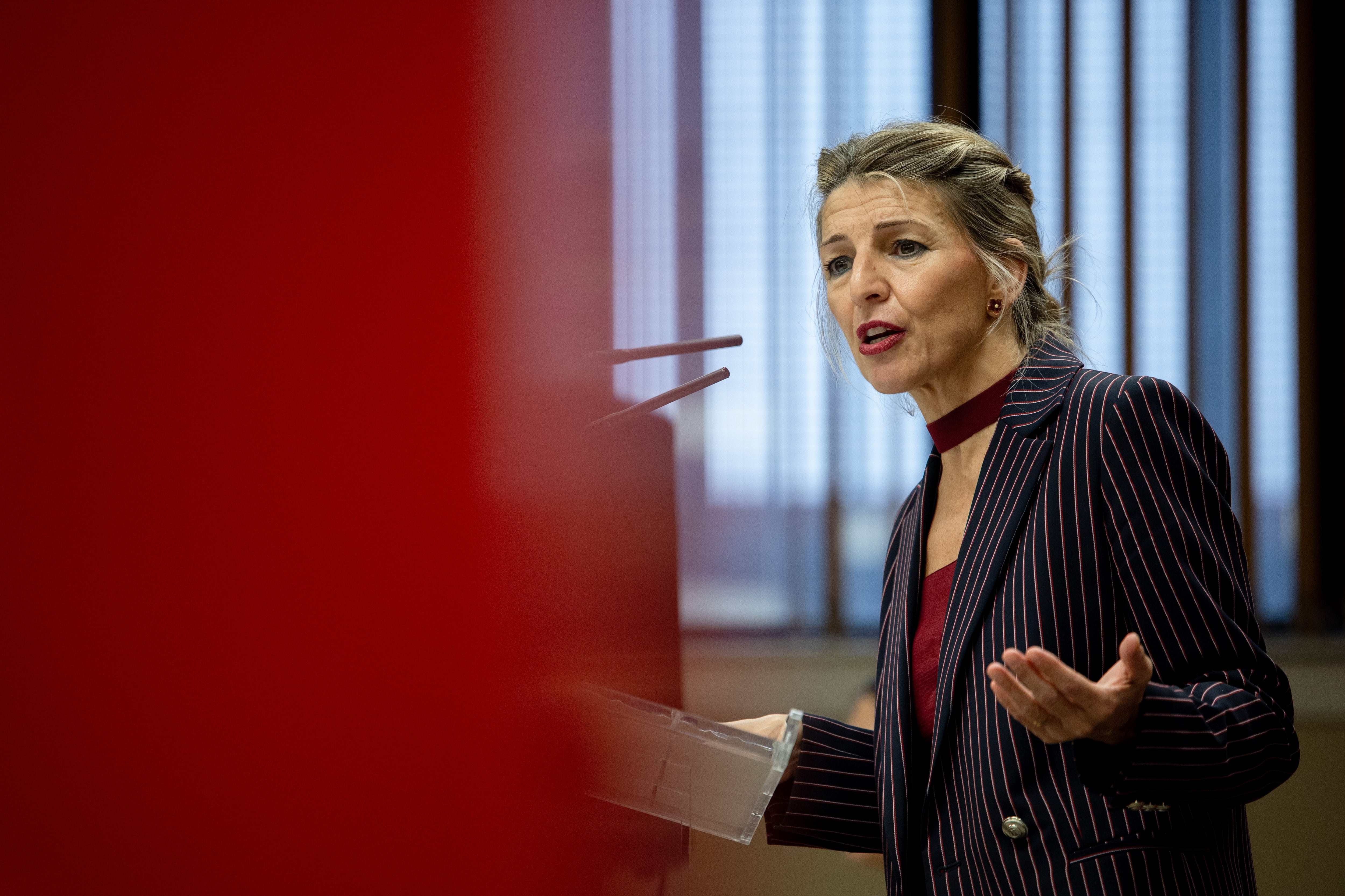 MADRID, 10/12/2025.- La vicepresidenta segunda y ministra de Trabajo y Economía Social, Yolanda Díaz, interviene en el acto 'Un horizonte de protección: políticas con derechos' por el Día internacional de los Derechos Humanos, este miércoles en Madrid. EFE/ Daniel Gonzalez