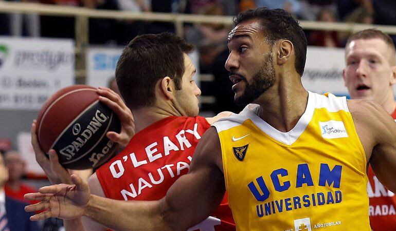 El alero californiano del Montakit Fuenlabrada, Ian O&#039;Leary (i), ante el alero estadounidense del Universidad Católica de Murcia, Sadiel Rojas (i), durante el partido de la 15ª jornada de la Liga ACB, que ambos equipos disputaron en el polideportivo Ferna