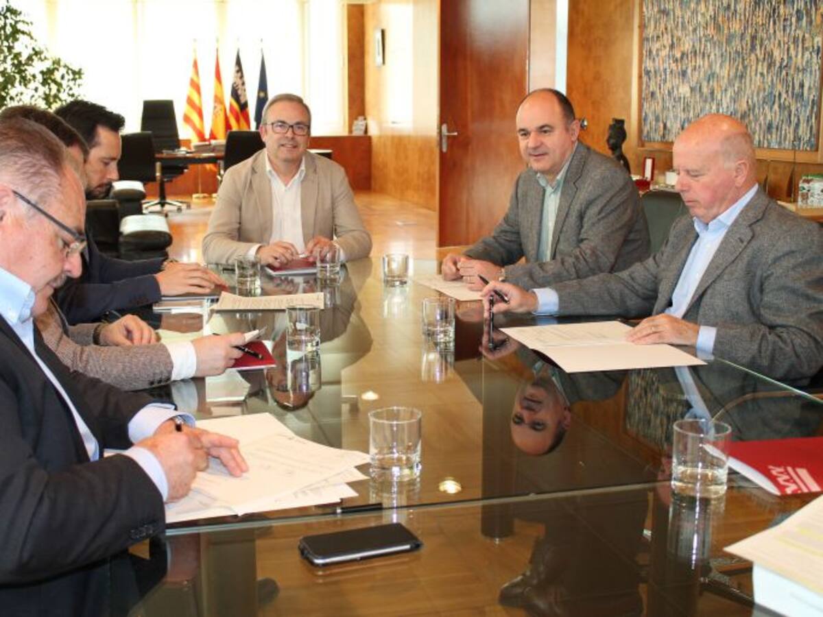 El Consell de Ibiza busca fórmulas de colaboración con los Ayuntamientos para mejorar la inspección turística