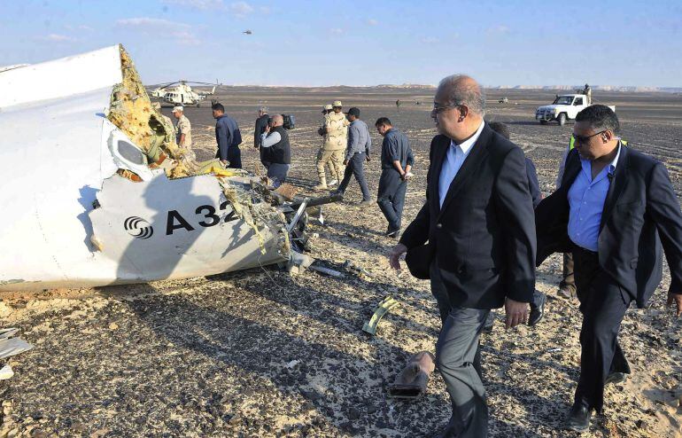 SIN09. Sinai (Egypt), .- The Egyptian Prime Minister, Sherif Ismail (2 - R), examines the wreckage at the site of the Russian plane crash, Sinai, Egypt, 31 October 2015. According to reports the Egyptian Government has dispatched more than 45 ambulances t