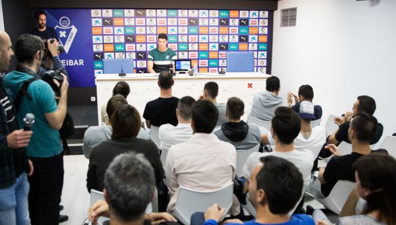 Capa se despide del Eibar en una sala de prensa de Ipurua abarrotada