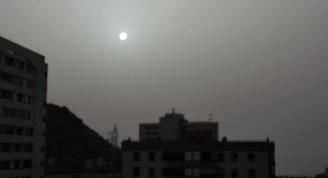 El episodio de calima que padeció Canarias durante el mes de febrero provocó la suspensión de la mayoría de las celebraciones, aunque el Ayuntamiento de Santa Cruz de Tenerife mantuvo el Carnaval de la capital tinerfeña