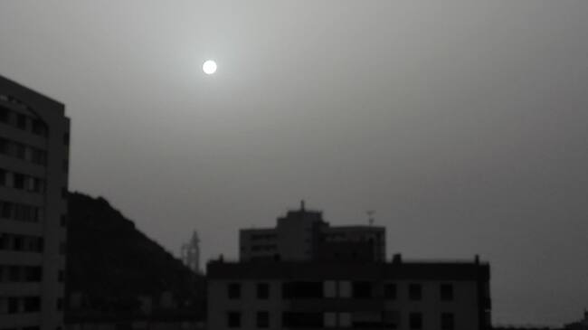 El episodio de calima que padeció Canarias durante el mes de febrero provocó la suspensión de la mayoría de las celebraciones, aunque el Ayuntamiento de Santa Cruz de Tenerife mantuvo el Carnaval de la capital tinerfeña