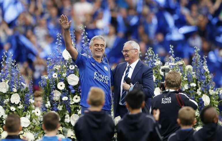 Bocelli saluda al público del Leicester