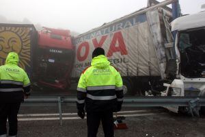Dos dels camions que s'han vist afectats per un accident múltiple a l'AP-2 a Castelldans, amb les cabines de conducció totalment destrossades