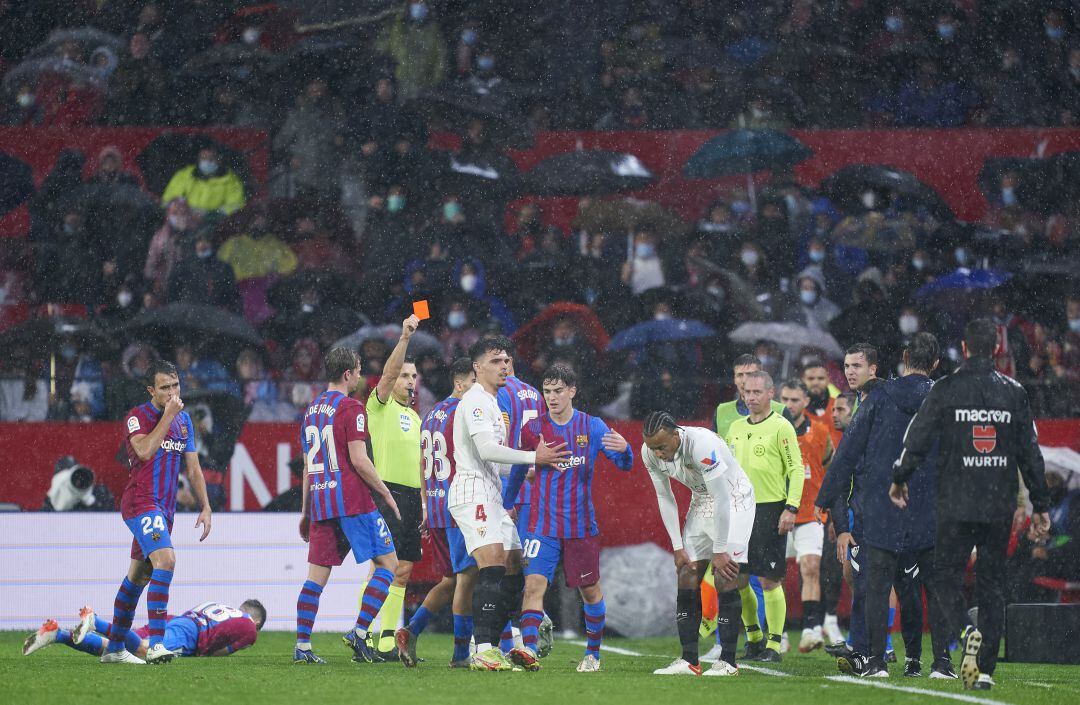 Momento de la expulsión de Koundé durante el encuentro entre el Sevilla y el Barça