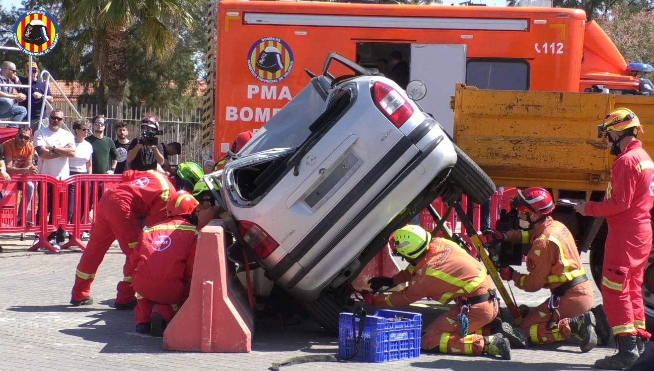 El equipo de Bomberos de Gandia durante su intervención en el campeonato provincial en Torrent.