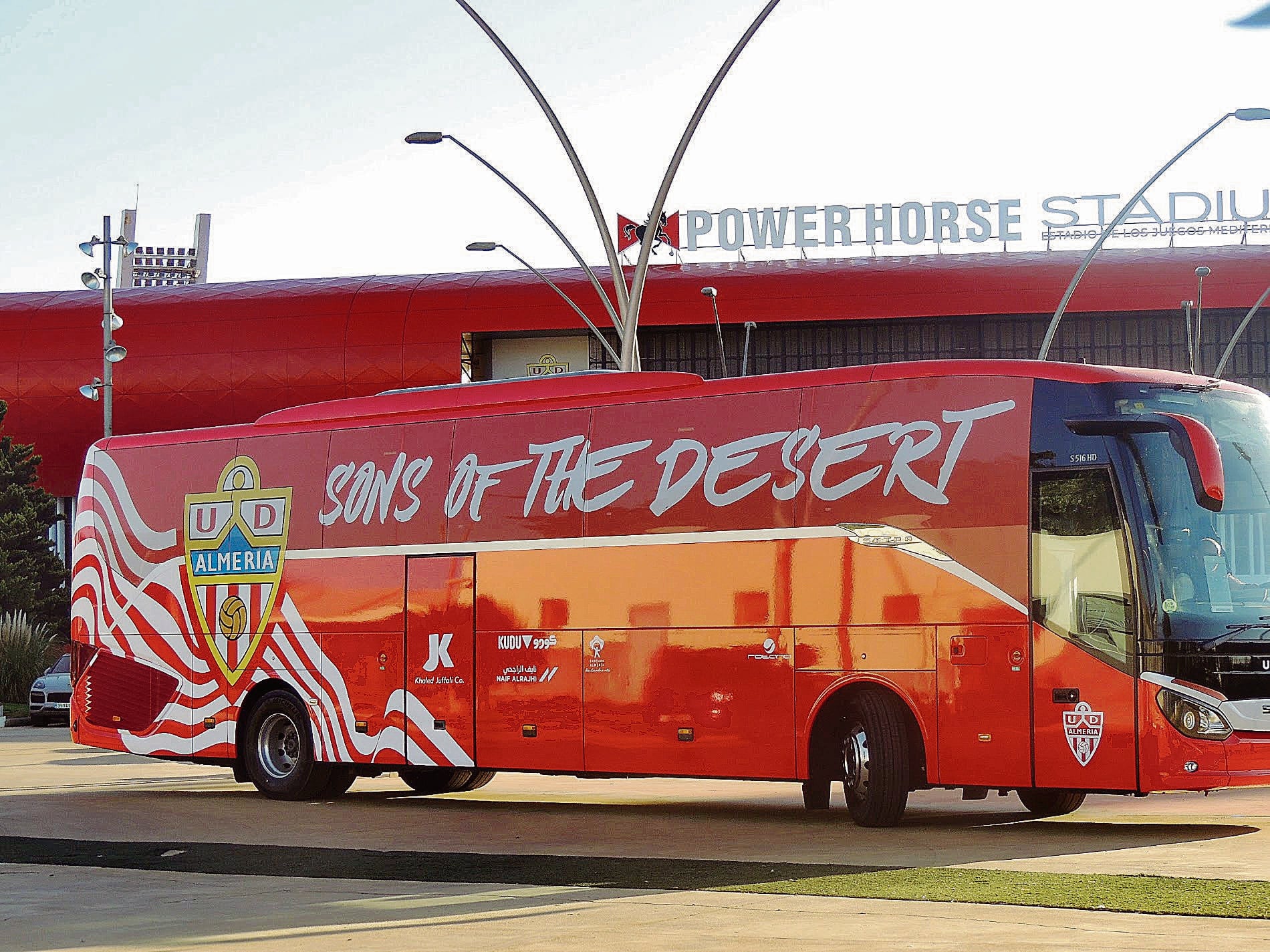El autobús del Almería con el logo hijos del desierto.