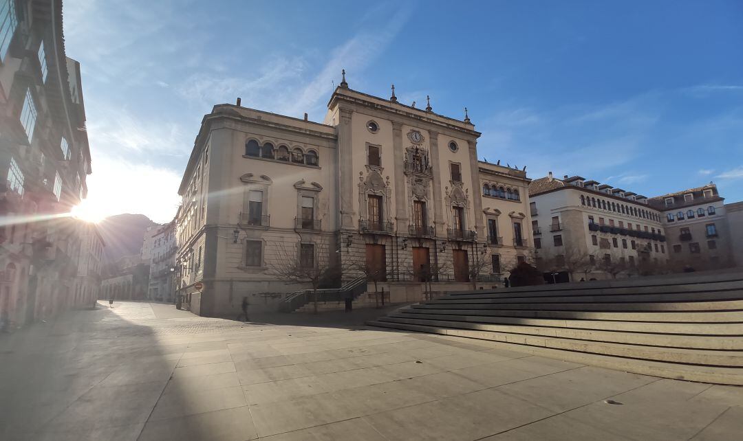 Fachada principal del Ayuntamiento de Jaén en la plaza de Santa María.