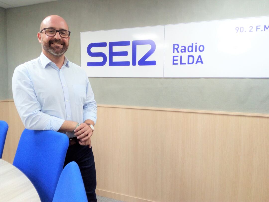 Paco Martón, director del centro Emaús, en el estudio de Radio Elda