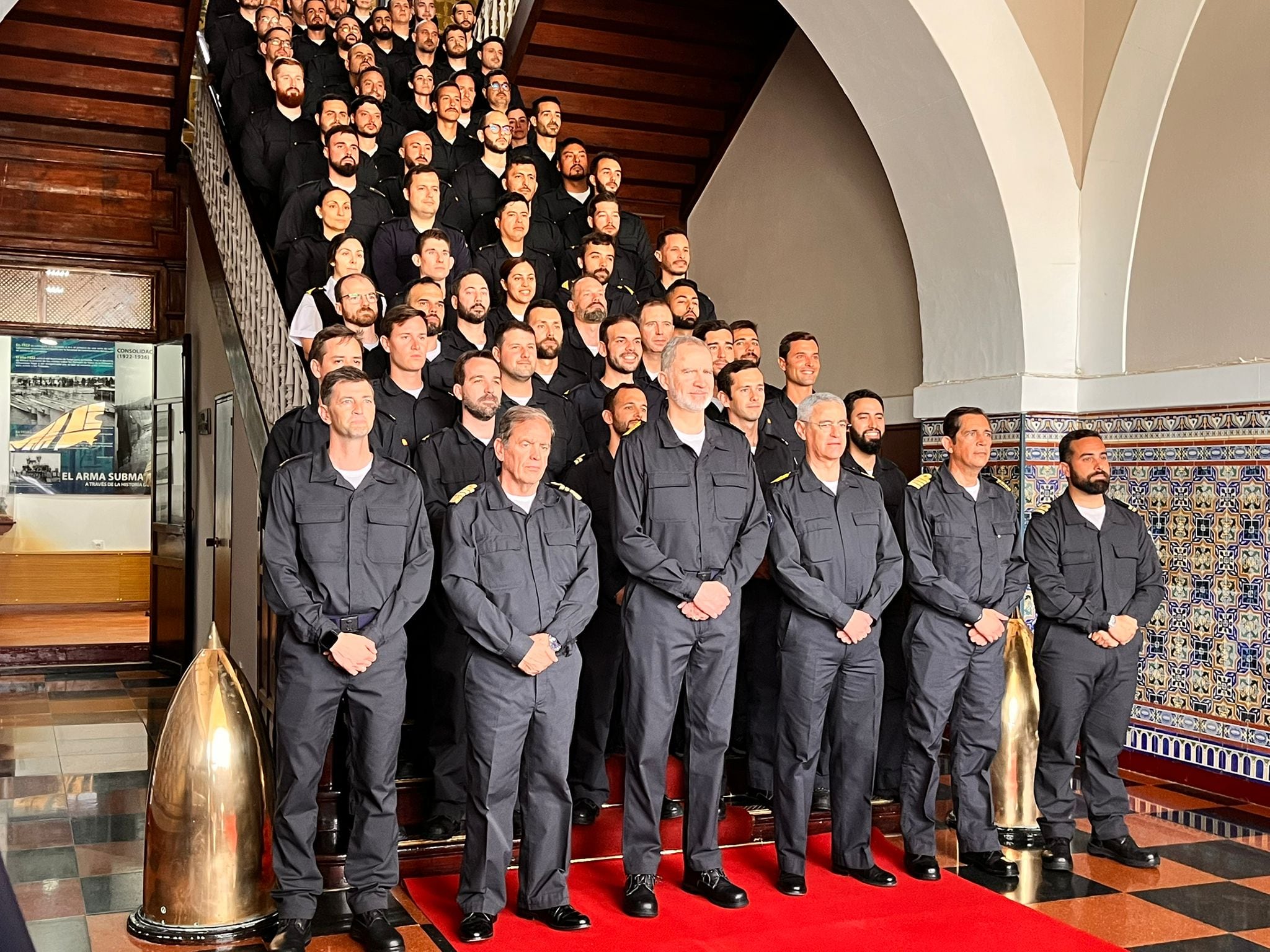 El Rey, Felipe VI, posa junto a la dotación del submarino S-81