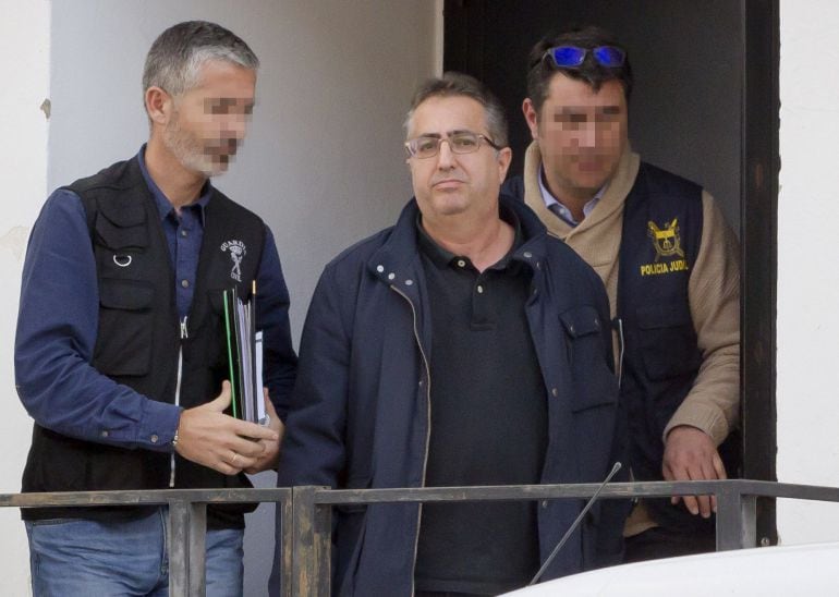 MÉRIDA (Extremadura). El secretario general de UPA-UCE en Extremadura, Ignacio Huertas, sale detenido por la Guardia Civil tras concluir el registro de la sede regional de UPA-UCE de Extremadura, en Mérida, de la que se han llevado una veintena de cajas &quot;