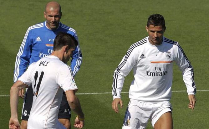 Los jugadores del Real Madrid, Bale y Cristiano Ronaldo, ante el segundo entrenador, Zinedine Zidane