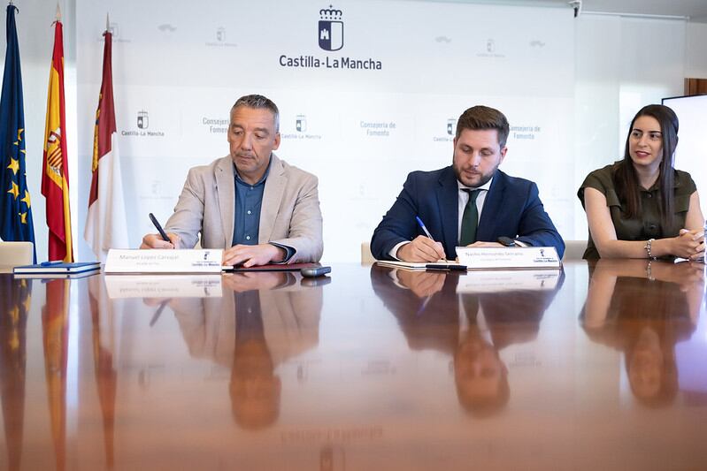 Firma del convenio lanzaderas Pioz-Pozo Gu