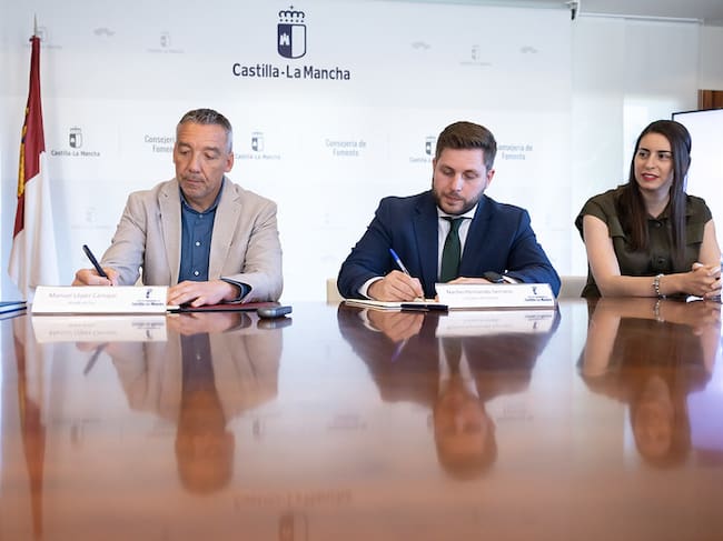 Firma del convenio lanzaderas Pioz-Pozo Gu