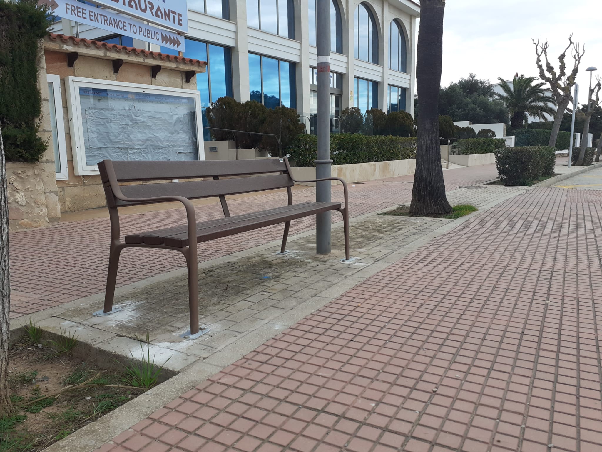 L&#039;avinguda de Simón de Olivar ja disposa d&#039;aquests seients fets amb l&#039;aprofitament de plàstic reciclat i que es podria tornar a utilitzar si calgués.