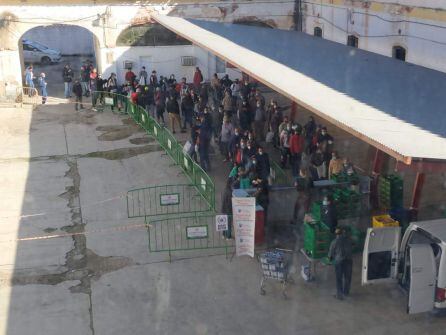 Personas haciendo cola en el comedor social de los Trinitarios durante la pandemia. Córdoba