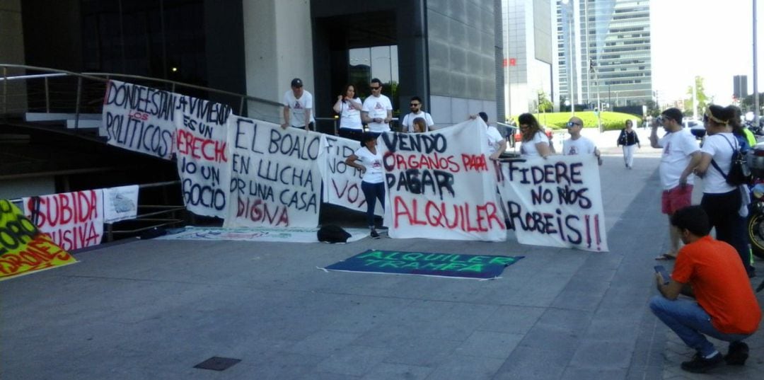 Vecinos del Ensanche de Vallecas (Madrid) se manifiestan frente a la sede de Fidere, filial del fondo de inversión Blackstone, para protestar contra la subida de sus alquileres.