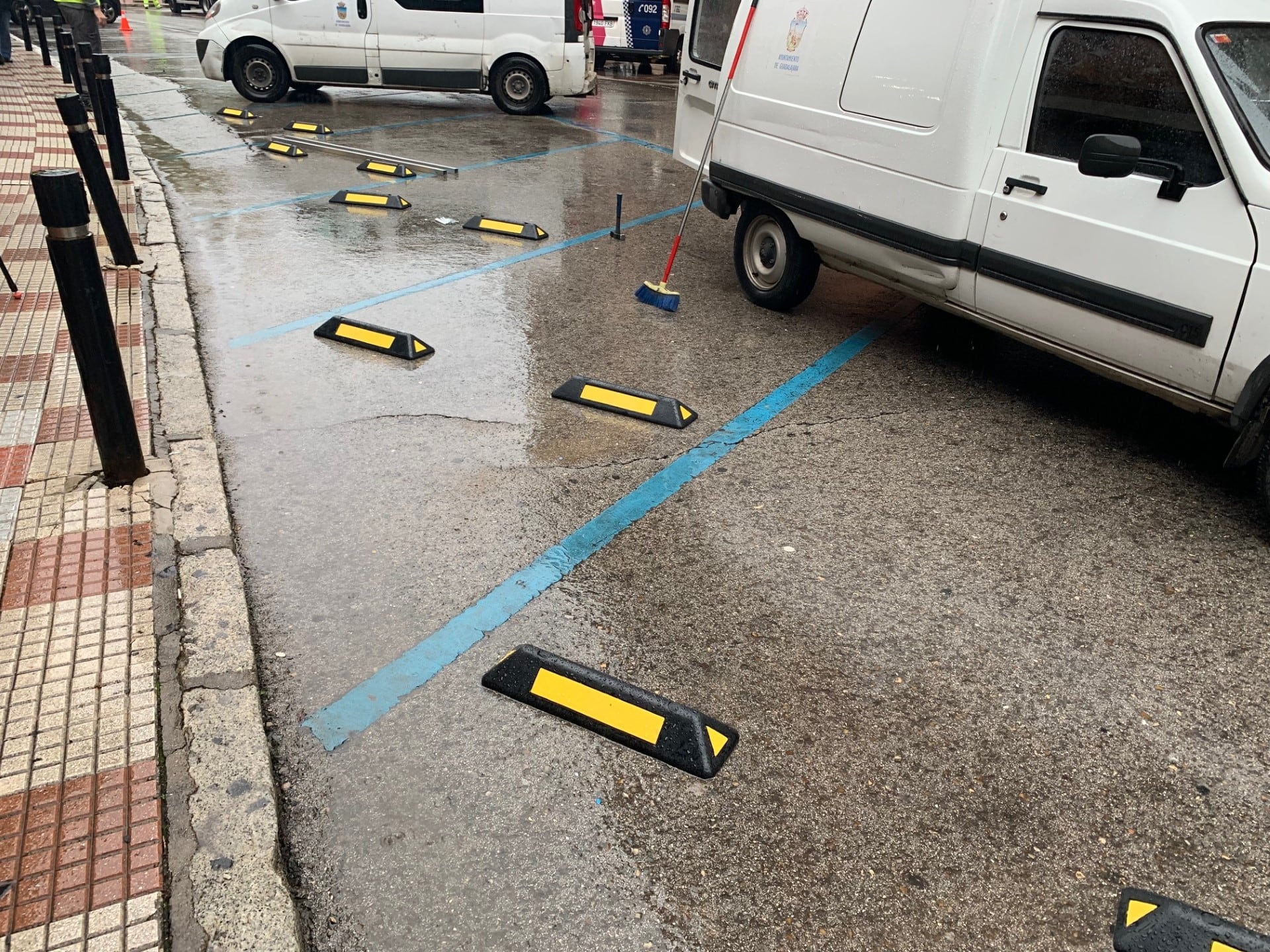 Instalación de topes para el aparcamiento en la calle Núñez de Reinoso