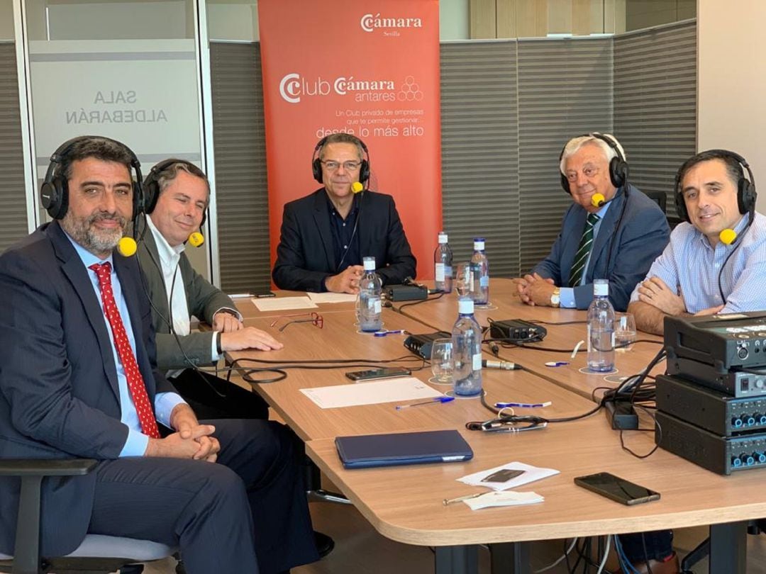 Luis Cordero, Director del Club Cámara Antares; Salvador Fernández, gerente de la Cámara de Comercio, Salomón Hachuel, director de Hoy por Hoy Sevilla; Francisco Herrero, presidente de la Cámara de Comercio y Daniel López, CEO de Bitnami