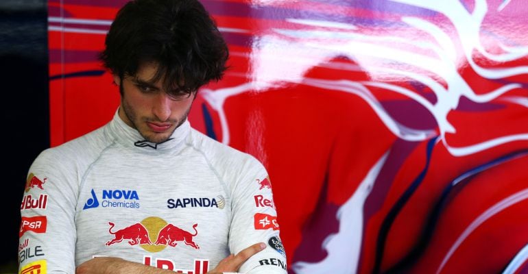 Carlos Sainz Jr. en el box de su equipo