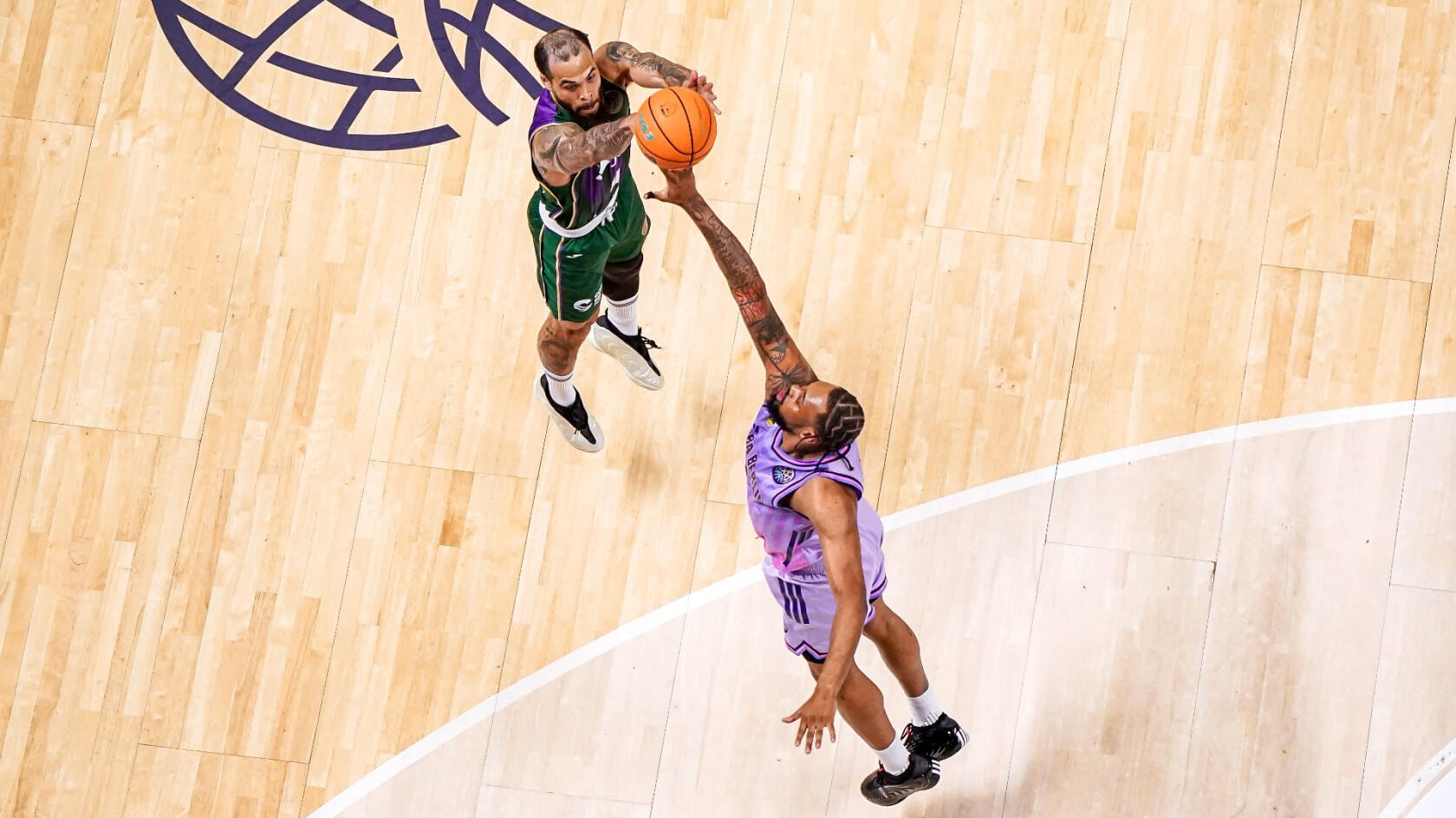 El base del Unicaja Justin Cobbs, en una acción del partido ante el Alba Berlín