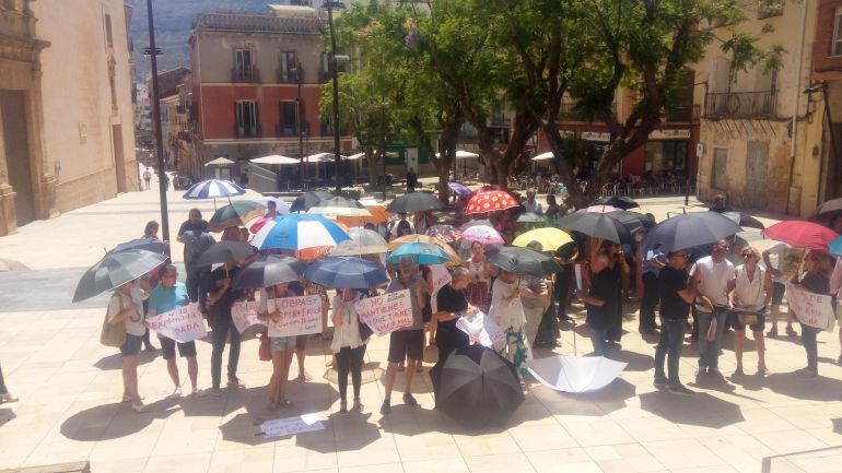 Protesta de comerciantes de Dénia frente al Ayuntamiento.