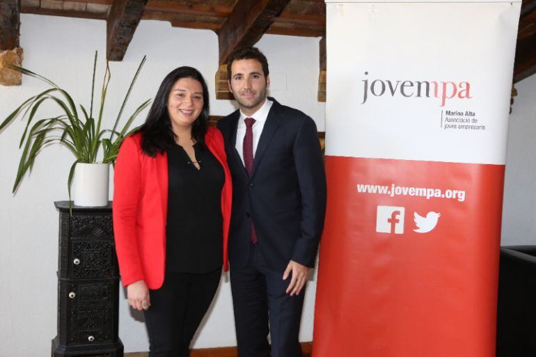 El nuevo presidente de Jovempa Marina Alta, José Bas con su antecesora en el cargo, Dayana Santacreu.