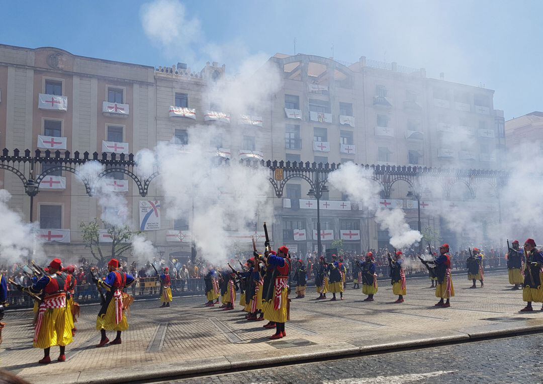 Un instante del Alardo con la filà Mudéjares en la Bandeja