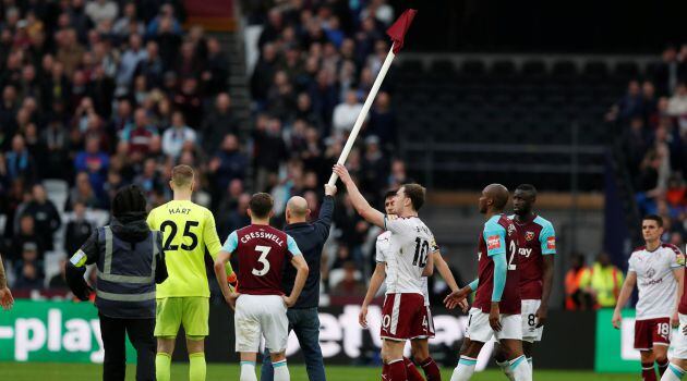 Un hincha radical del West Ham cogió un banderín de uno de los corners y se fue al centro del campo con él