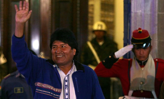 El presidente boliviano, Evo Morales, saluda a sus seguidores desde el palacio presidencial de La Paz.