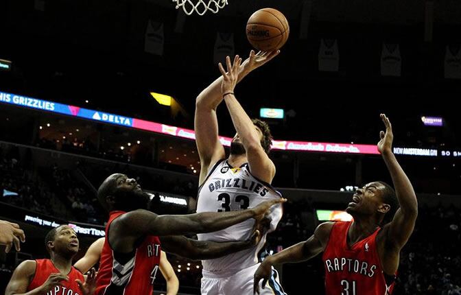 Los jugadores de los Raptors Quincy Acy y Terrence Ross disputan el balón con Marc Gasol