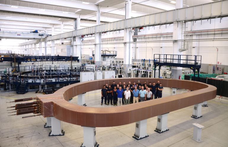 Equipo español que ha participado en la fabricación del mayor imán del mundo que formará parte del ITER, el primer reactor nuclear de fusión que ahora se se está construyendo en Francia. 