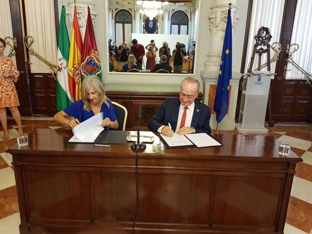 Patricia del Pozo, consejera de Cultura, y Francisco de la Torre, alcalde de Málaga, en la firma del acuerdo