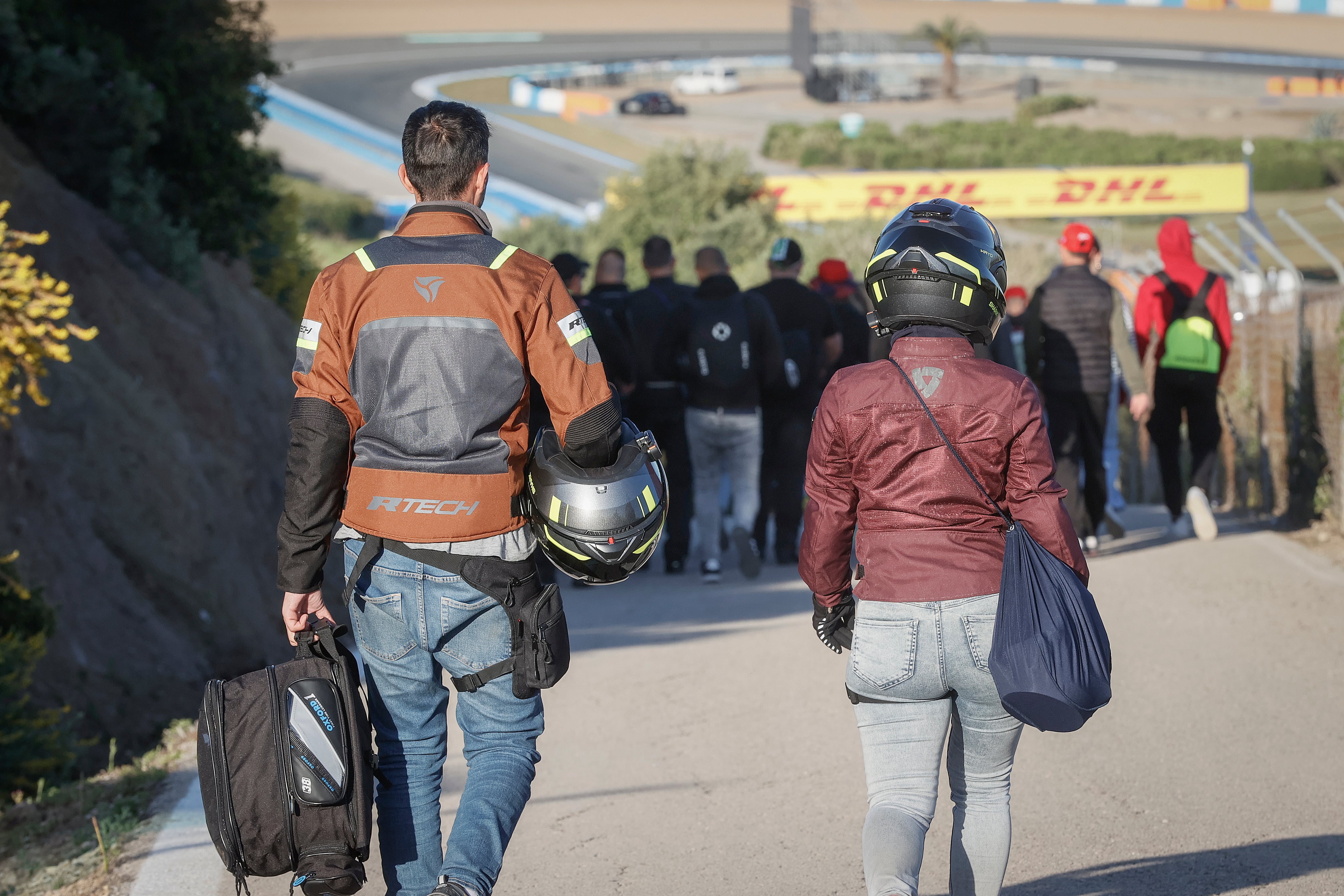 JEREZ DE LA FRONTERA (CÁDIZ), 28/04/2024.- Miles de aficionados llegan al circuito para presenciar el Gran Premio de España de Motociclismo de 2024 que tendrá lugar hoy en el Circuito de Jerez - Ángel Nieto . EFE/José Manuel Vidal
