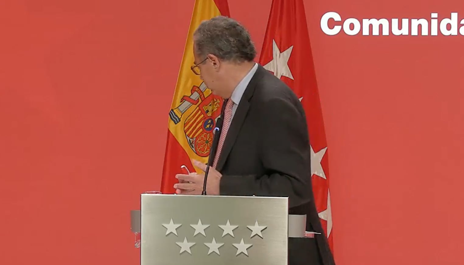 El portavoz del Gobierno de la Comunidad de Madrid se voltea durante una intervención: &quot;¿Dónde estarán los pobres?&quot;