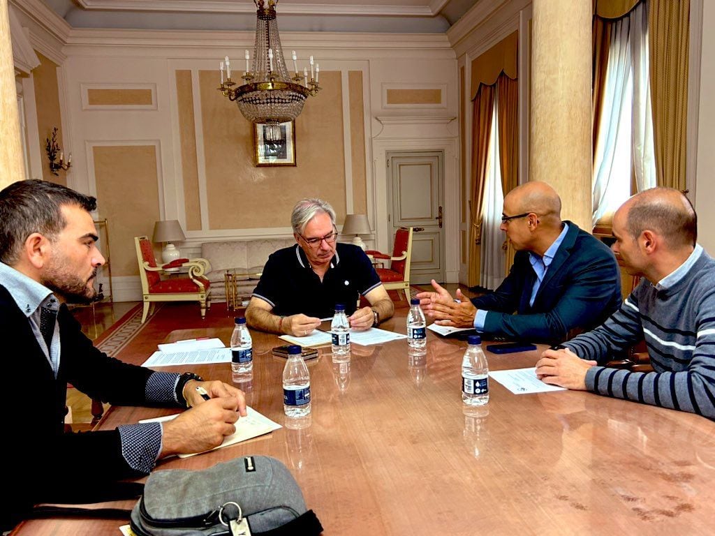 Encuentro entre el Subdelegado del Gobierno en Palencia y representantes de la Asociación de Usuarios del AVE